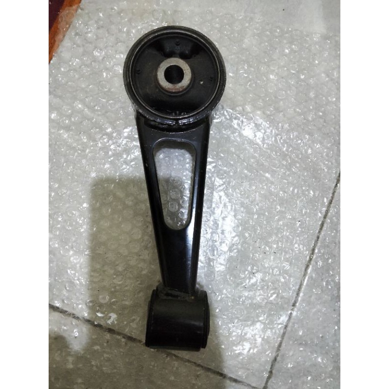 Engine Mounting depan tengah calya sigra original