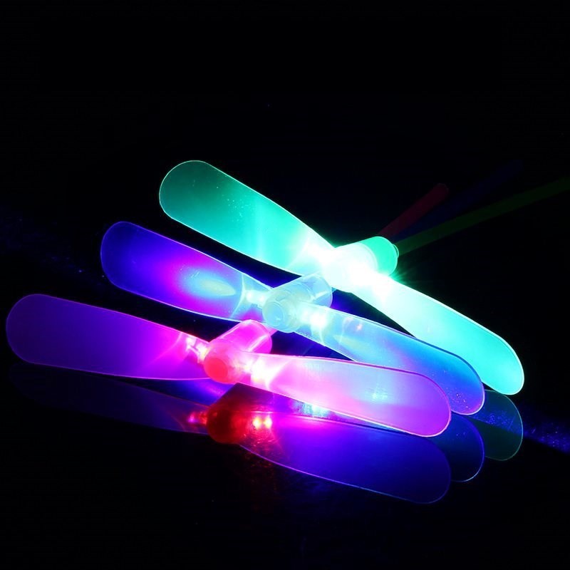 1pc Mainan Baling Baling Baling Baling Bambu LED Warna Acak Gaya Klasik Tradisional Nostalgia Untuk Anak