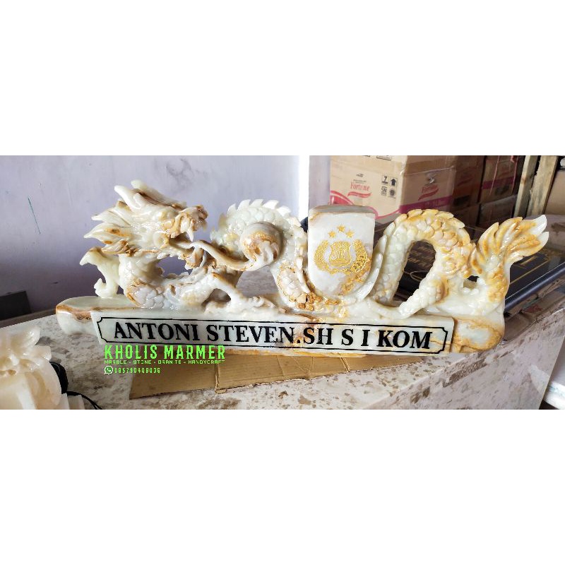 Patung Papan Nama Naga Onyx