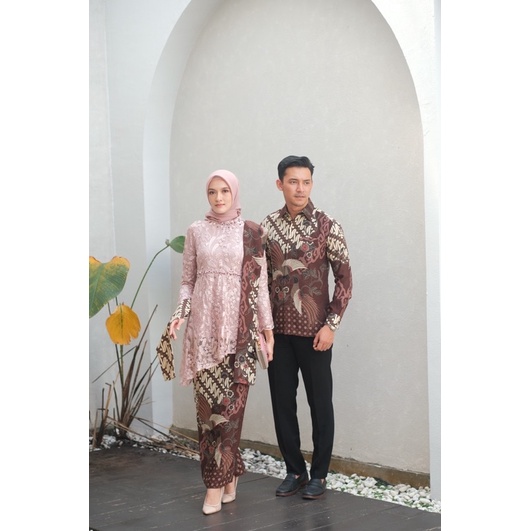 (Akita-zara tunik series Rose) set couple kebaya wanita &amp; kemeja batik pria. kebaya wisuda kebaya kondangan kebaya lamaran bahan lace premium