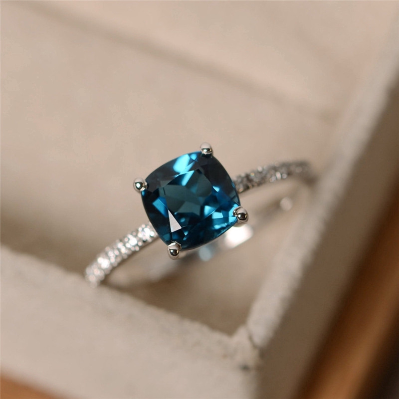 Ready Stock Baru Gaya Bertatahkan Blue Topaz Square Diamond Ring Eropa dan Amerika Mewah Colorful Harta Karun Perhiasan Wanita