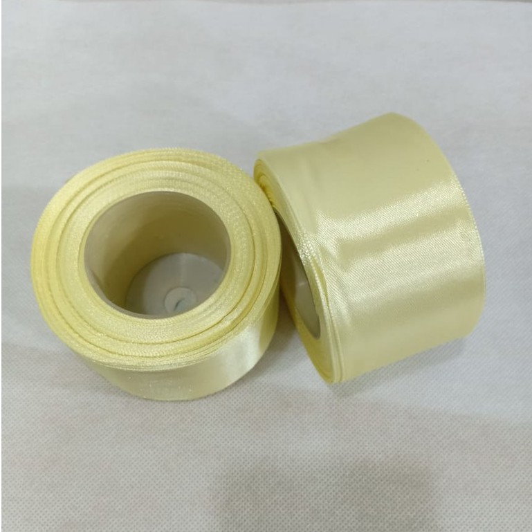 

Pita satin kuning muda 2 inch / 5 cm Per roll