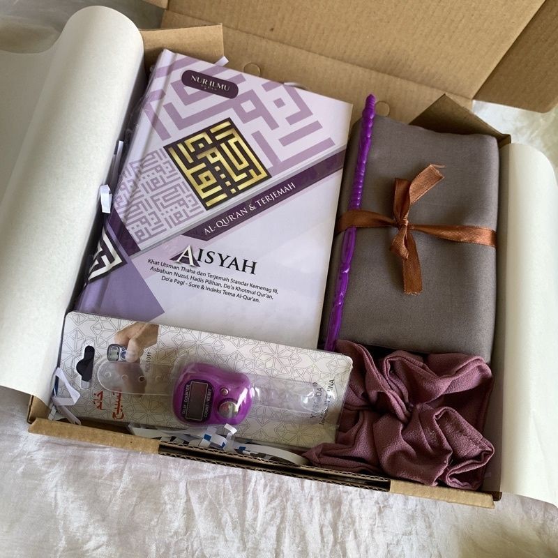 

PROMO!! HAMPERS HIJAB,GIFT BOX CEWEK, ALQURAN AISYAH, ALQURAN TERJEMAH, HAMPERS HIJAB TASBIH