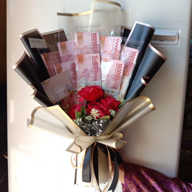 BUKET UANG TANPA UANG DENGAN BUNGA PALSU