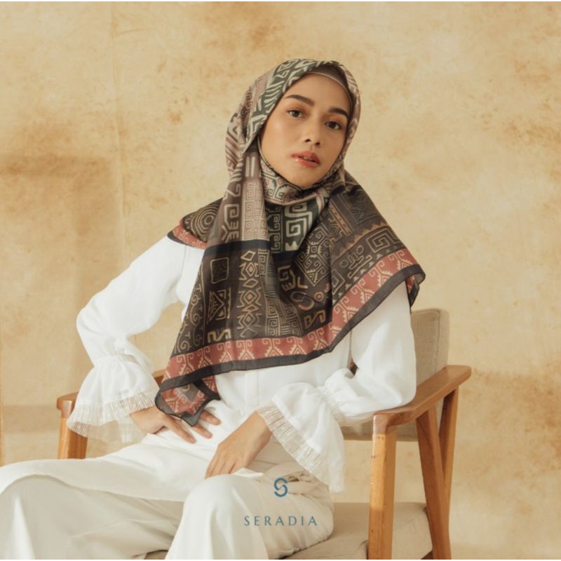 Seradia scarf