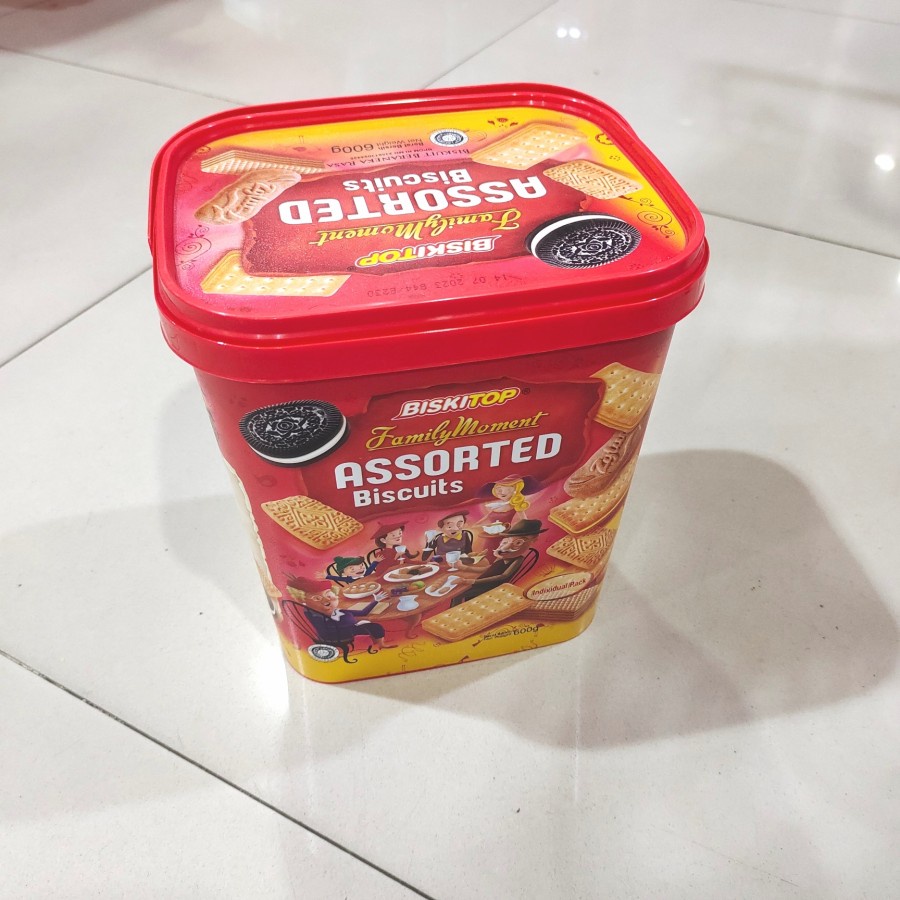 

Biskuit biskitop family moment assorted biscuits 600 gram 1 dus isi 6 pak