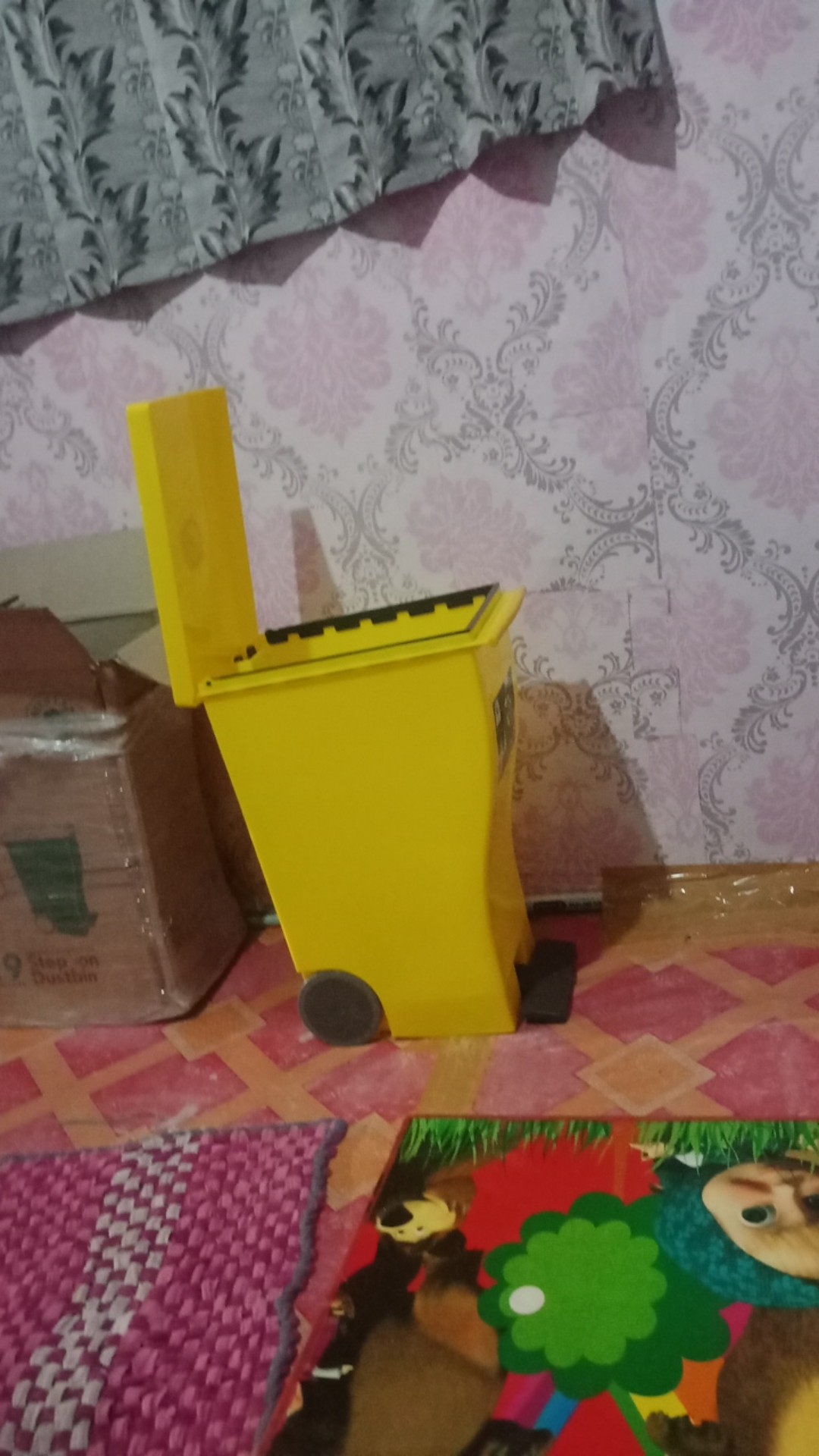 Tempat Sampah Injak Dengan Roda 19 Liter