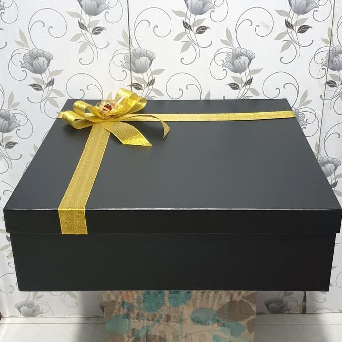 

Kotak Kado/Gift Box Exclusive Emboss Full Lapisan Jumbo 5 Hitam&Pita Bengiweti