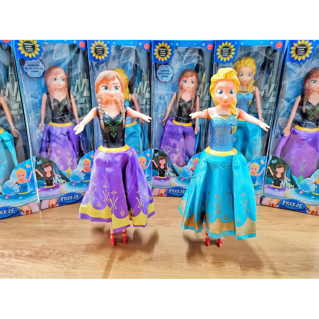 Boneka Snow Princess lagu lampu serta gaun berputar