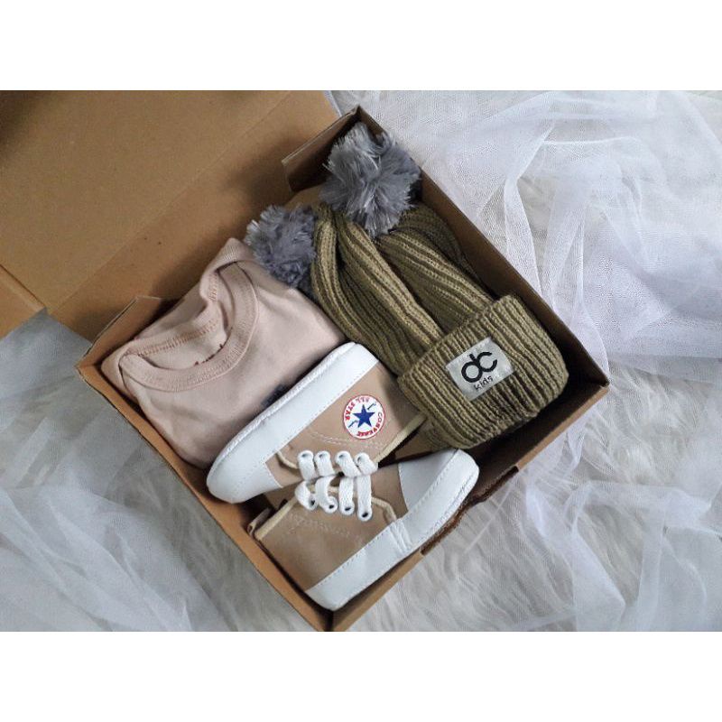 YAMA GIFTBOX hampers bayi parsel giftbox kado set jumper sepatu topi bayi boy and girl-Coklat