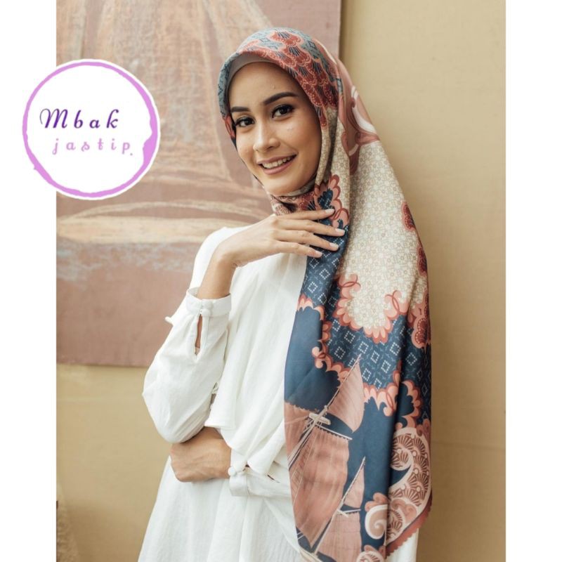 Pinisi Scarf Wearing Klamby