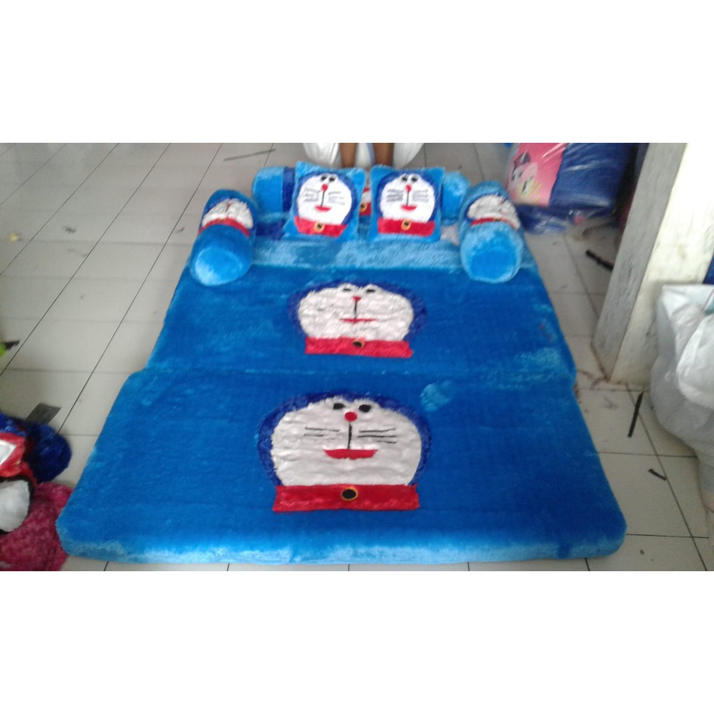 Karpet Lipat Bulu / Sofabed Bulu Karakter Doraemon Tebal 4,5cm Bahan Halus & Lembut