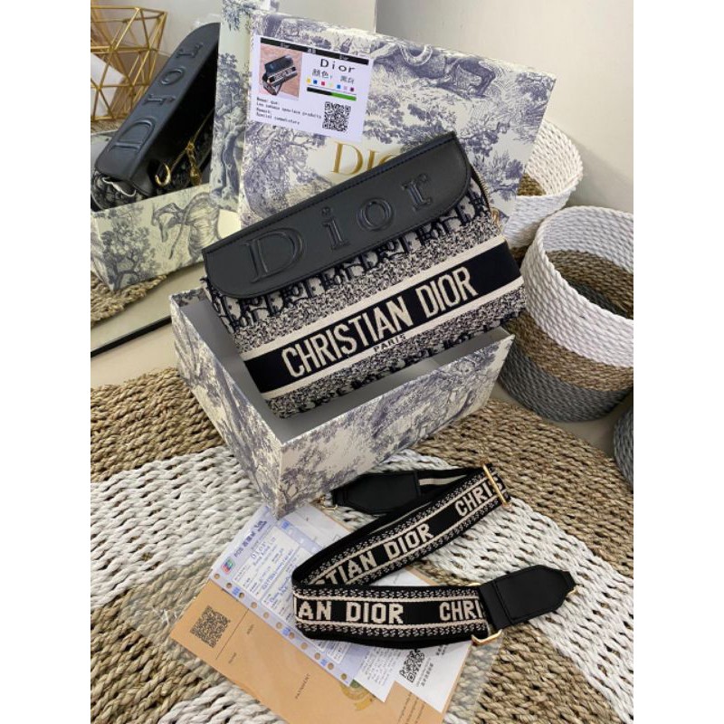 

DI OR AMPLOP OBLIQUE CROSSBODY FREE BOX
