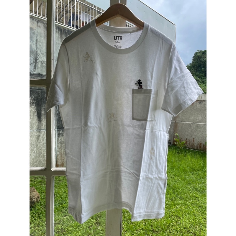 Kaos pria cowok uniqlo x disney mickey mouse putih preloved second bekas murah original pocket
