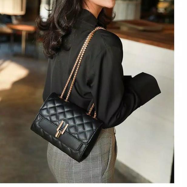 EKC-62 deltamode -tas selempang wanita - tali rantai - tas import - amora kunci putar Terjual Laris