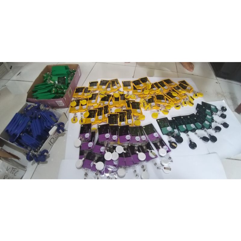 

stiker timbul + yoyo + holder, tanpa id card
