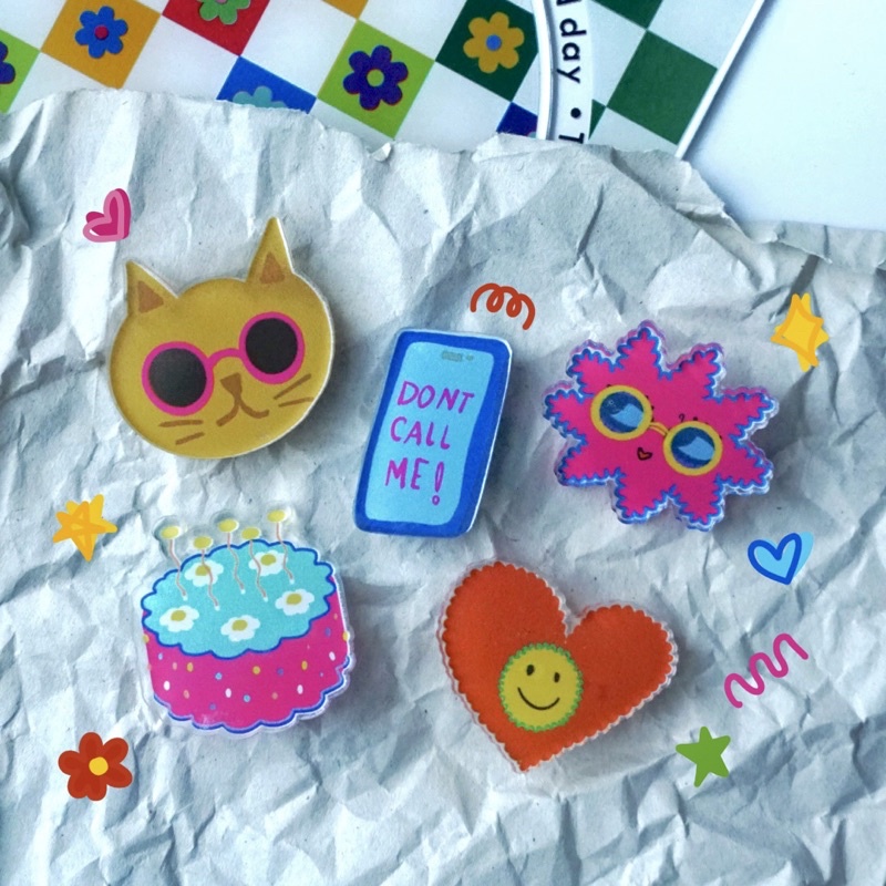 Acrylic pin Chic by Yeele | Pin akrilik bros