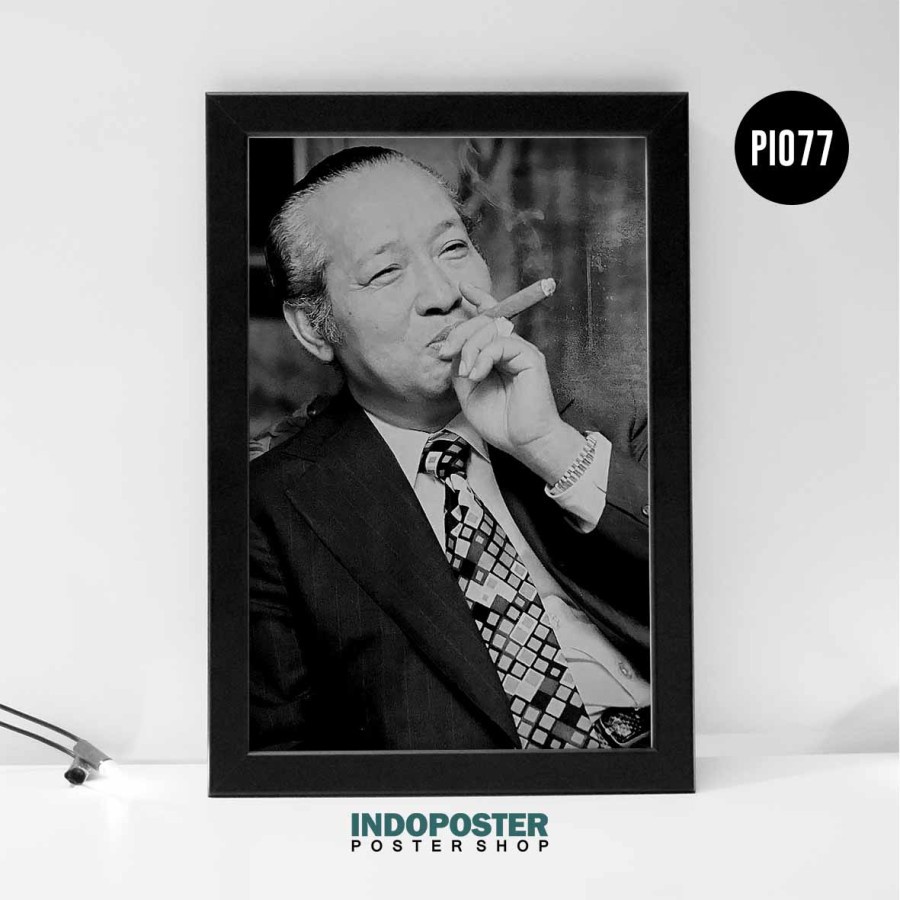 Poster Aesthetic Presiden Soeharto Monochrome A3 45X30cm