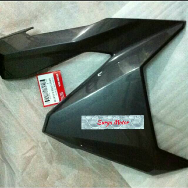 Cover tebeng tameng sayap Vario 125 150 LED kanan hitam abu     64501-k59-A10AFB