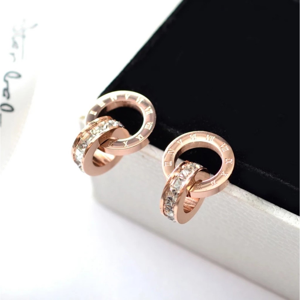 Anting Tusuk Titanium Bvlgr Huruf Romawi Two Rings Kristal ArtifisialTersedia Warna Rose Gold dan Gold