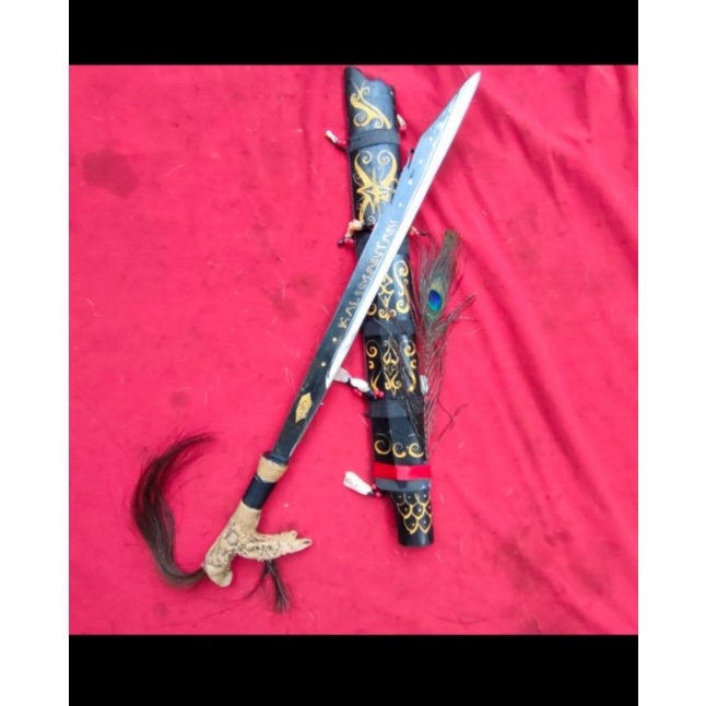 Mandau khas Kalimantan Motif ukir Naga Kuningan