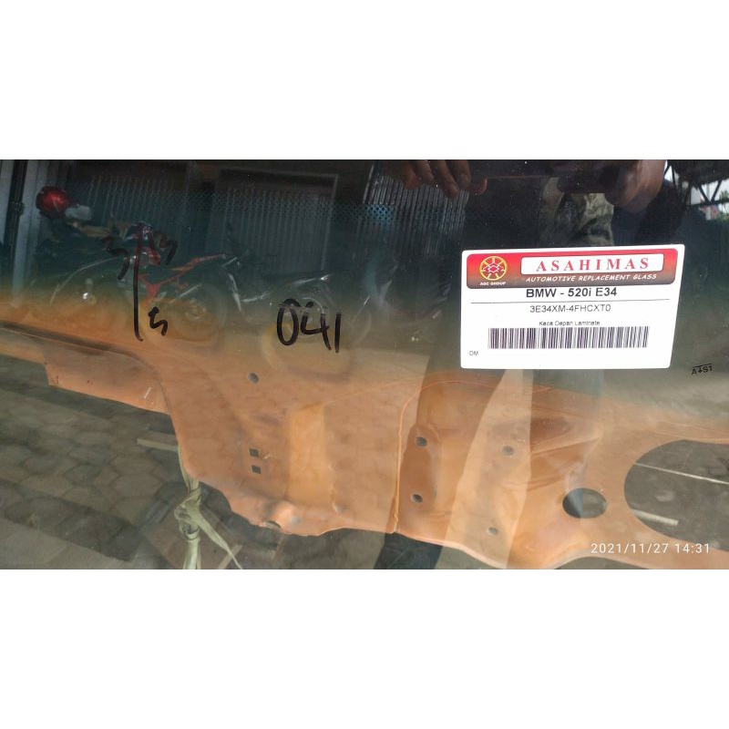Kaca depan BMW E34 generasi 2 tahun 1988 - 1996