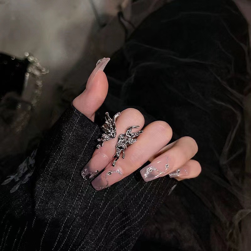 Cincin Model Terbuka Desain Kupu-Kupu Asimetris Bahan Metal Gaya Punk / Gothic Untuk Wanita