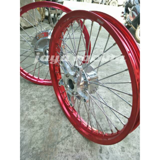 Sepaket velg ring 17 BKK thailand tromol  jari jari CB 150r new CBR 150r new plus stel velg bisa reg