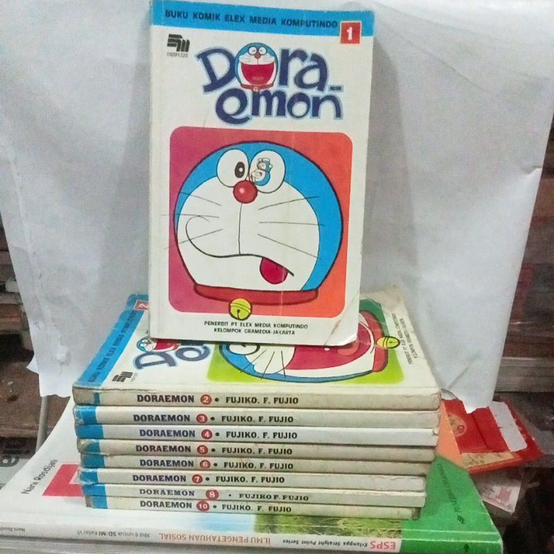 30 buah buku komik Doraemon