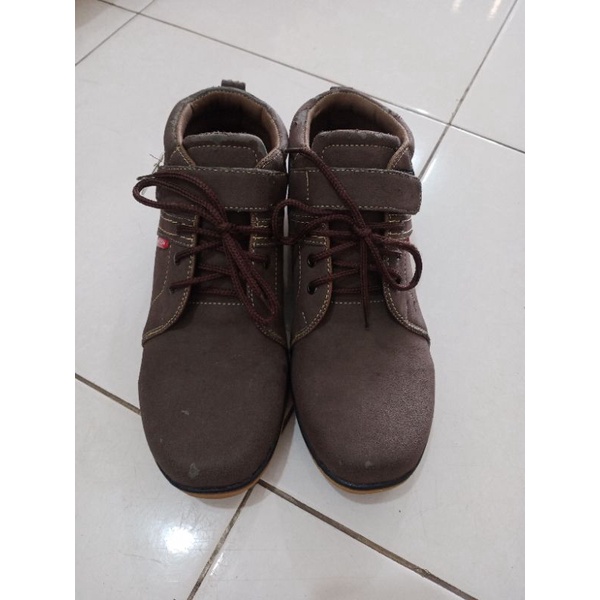 sepatu milton