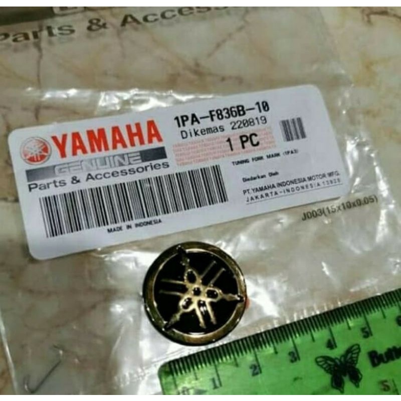 EMBLEM YAMAHA GOLD KECIL SAMBUNGAN BODY VIXION R25 R15 1PA-F836B-10 ORIGINAL YGP