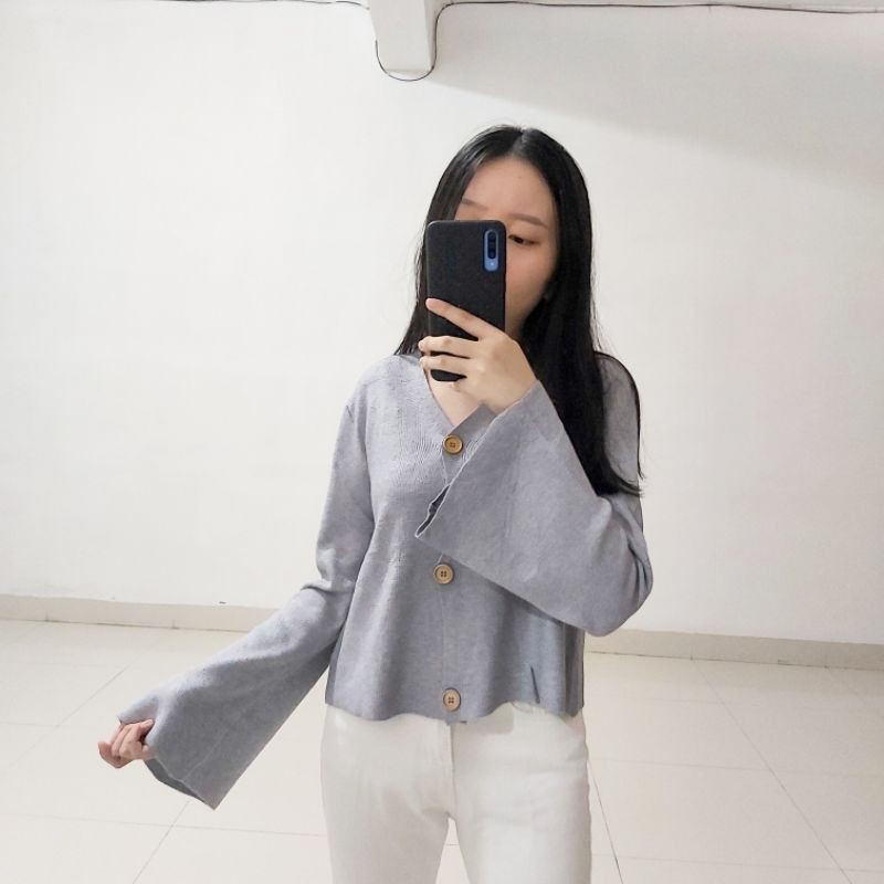 Eunha Cardi Top in Gray Abu Abu Cardigan Atasan Crop Lengan Panjang Terompet Premium Rajut