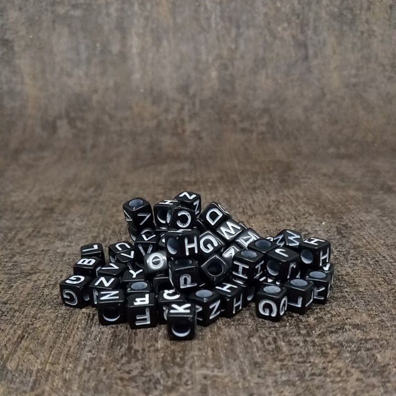 100Pcs / Pack 6*6Mm Hitam Kubus Manik A-Z