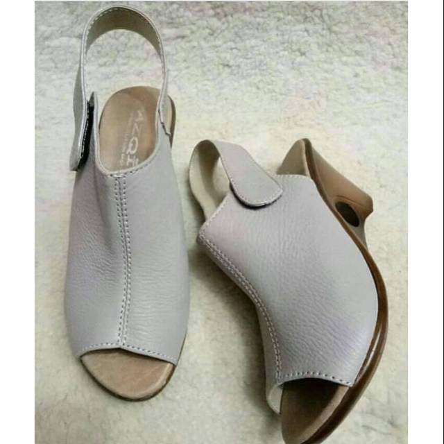 Sepatu Nunung bolong abu