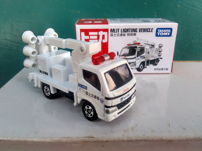 Tomica No 32 Mlit Lighting Vehicle diecast miniatur mobil cocok untuk souvenir/hadiah