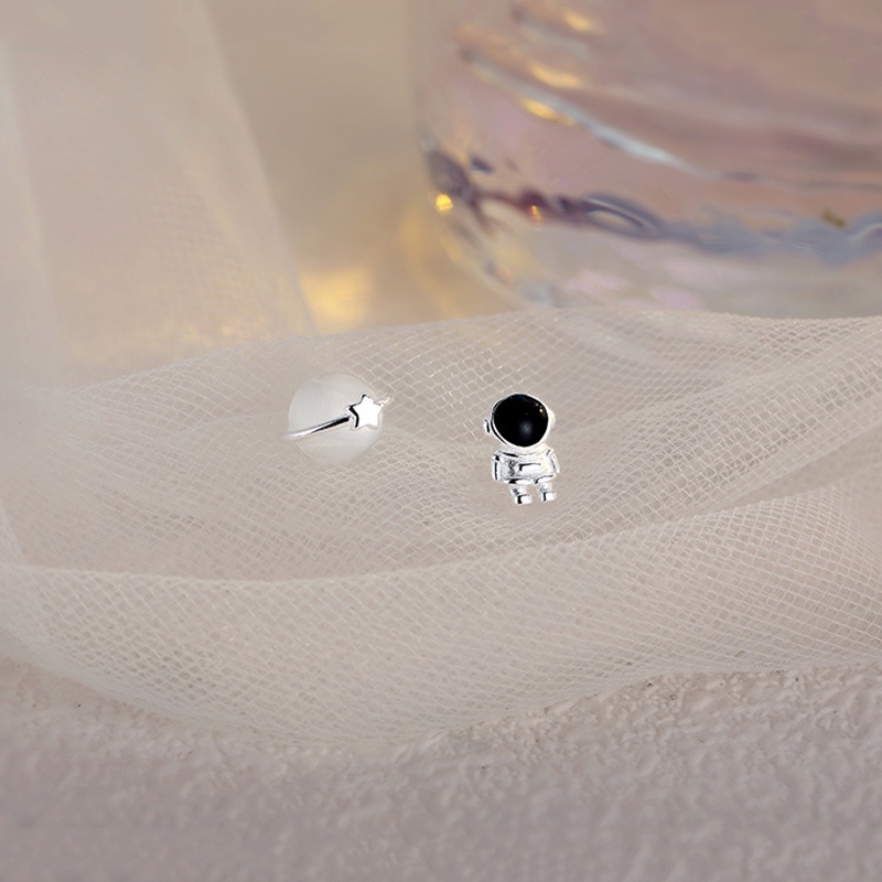 Anting Stud Bentuk Planet Astronot Asimetris Opal Warna Silver Untuk Wanita