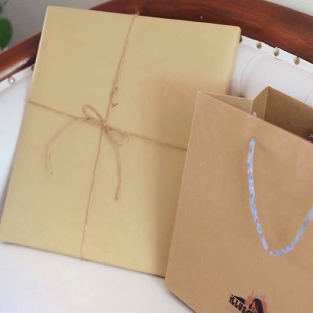 

Kertas coklat + tali rami