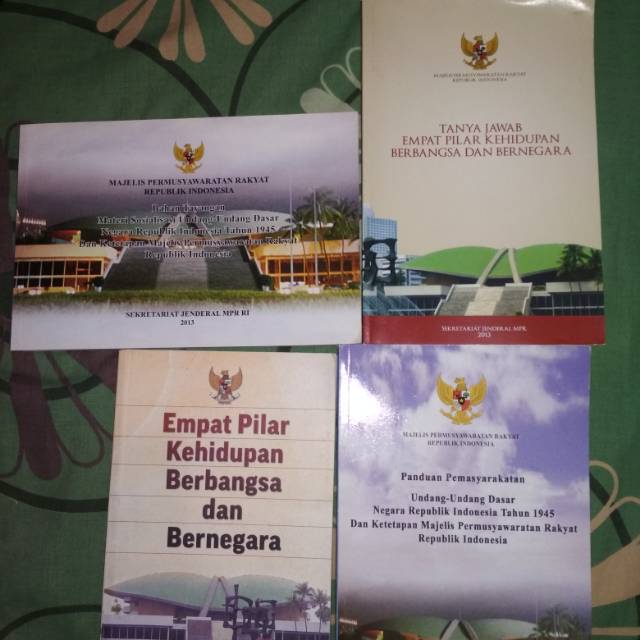 1 Set paket buku Ketatanegaraan beserta Isi dan Makna Uud 1945 dan Tap Mpr