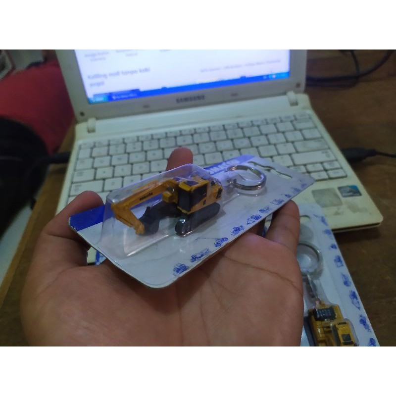 Gantungan Kunci Miniatur Diecast Alat Berat Excavator Komatsu Besi Harga Murah