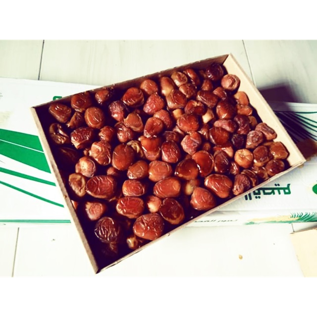 

Kurma sukari/kurma raja dari Arab..daging tebal enak lumer di mulut ,manisnya alami