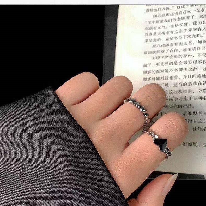 Set Cincin Model Terbuka Adjustable Bentuk Hati Warna Hitam Gaya Retro Untuk Pasangan