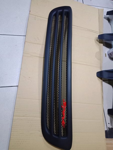 grill suzuki ertiga lama plus emblem sport merah