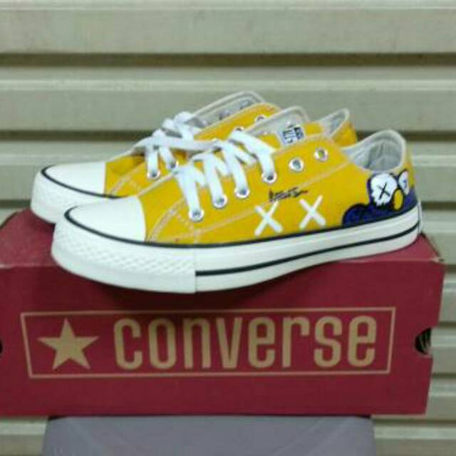 harga converse x kaws
