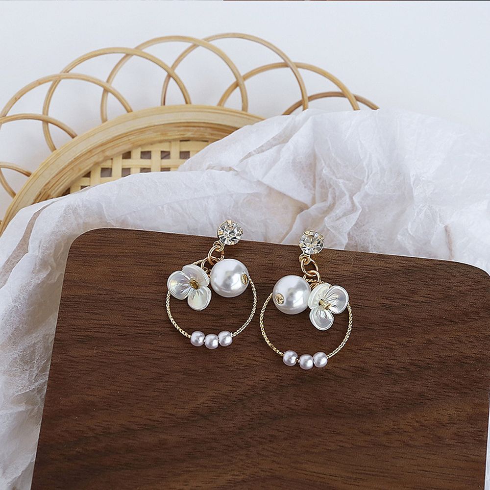 Needway  Vintage Women Dangle Earrings Elegant Fashion Jewelry Pearl Stud Earrings Hollow Sweet Korean Geometric Crystal For Women Shell Flowers/Multicolor