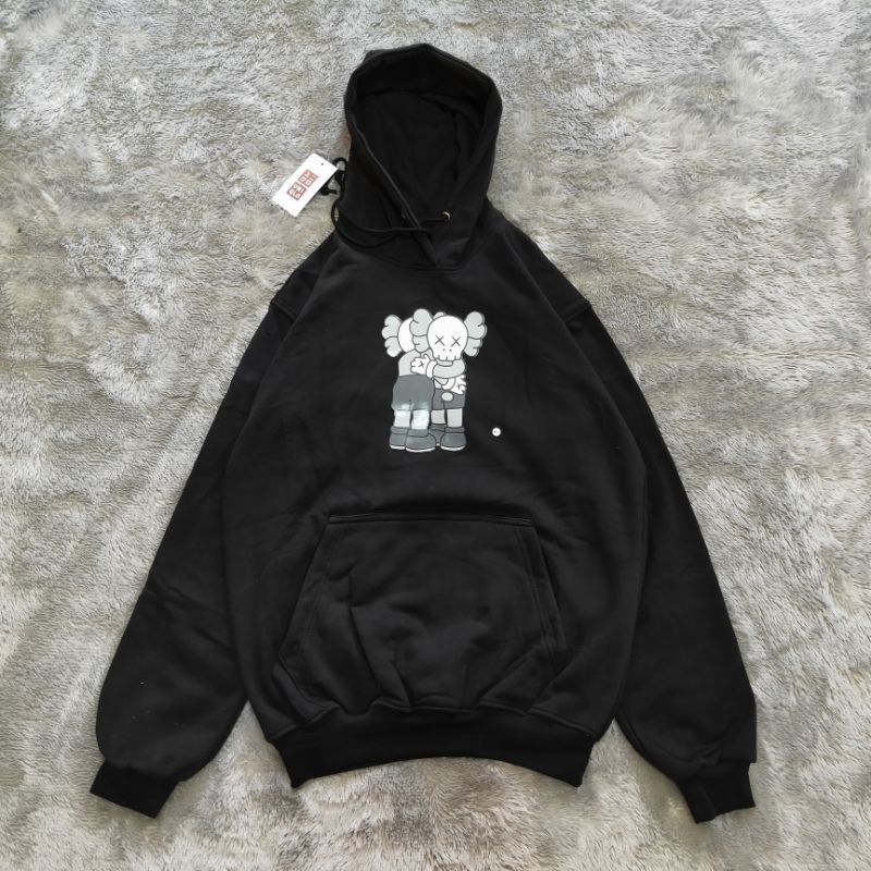 Sweater Hoodie  Uniqlo  X Kaws Hug FullTag Lebel Shopee 