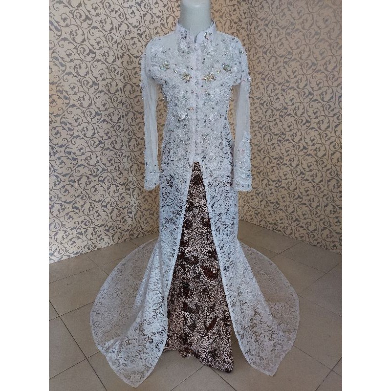 kebaya akad batu-batu permata dan payet mutiara ekor