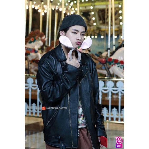 JNK x TRACE - Jaket Semi Kulit Sintetis Pria Wanita Oversize Taehyung V BTS Bangtan Army Model Ramones Rock N Roll Big Size Besar Faux Synthetic Leather Korea KPOP Style Klovers Cowok Laki Laki Remaja Dewasa Ank Muda Kekinian 2021 Distro Import Zipper ORI