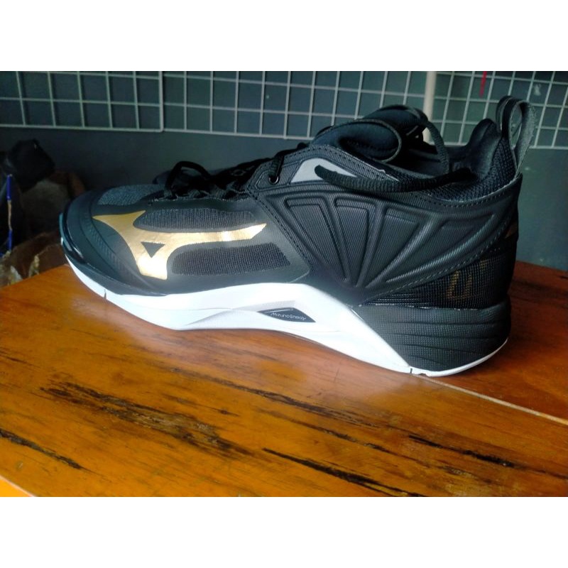 mizuno wave momentum 2 hitam gold limited edition size 43
