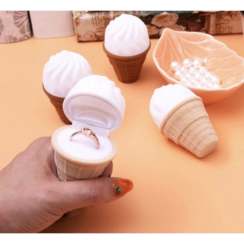 

Kotak cincin display ring box bentuk ice cream cone es krim velvet untuk hadiah kotak perhiasan
