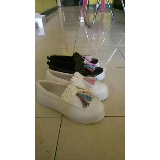 Sepatu Wanita Slip On tanpa Tali Sneaker Rumbai Pelangi Polos Hitam Putih Jalan Model Tassel Tanpa